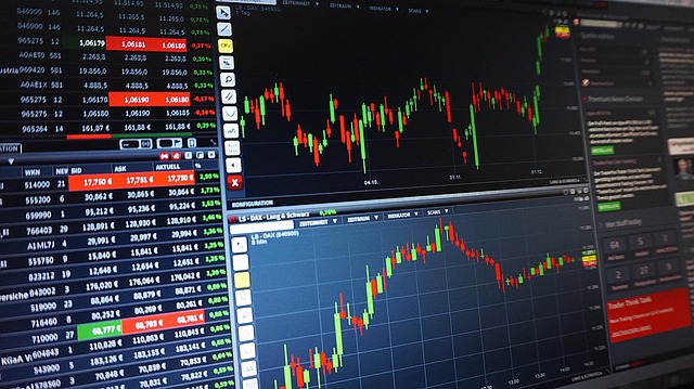 gagner de l'argent en bourse : graphique financier avec des flèches ascendantes et des icônes de pièces de monnaie