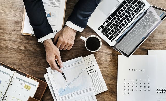 investir en bourse : graphique boursier avec des actions et des finances
