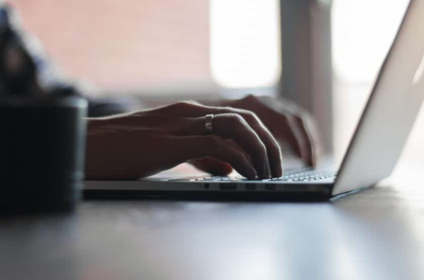 courtier en ligne : interface d'une plateforme de courtage en ligne sur un ordinateur portable
