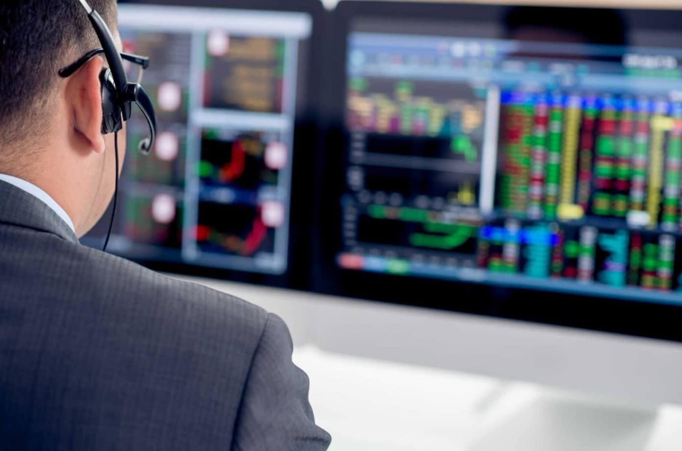 spread trading : illustration d'un trader analysant des graphiques financiers